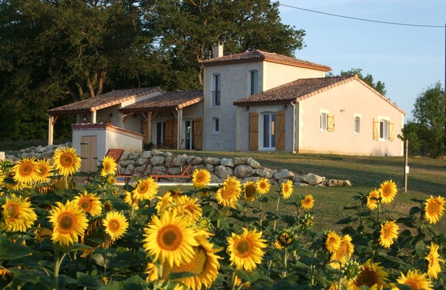 Villa with Stunning Views, Pool and Fast WiFi
