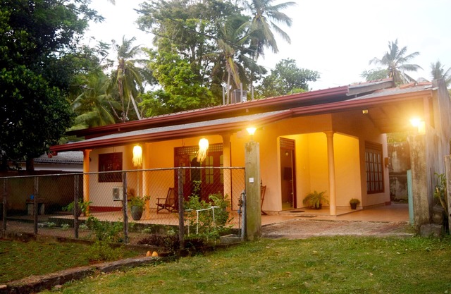 Villa Wynn air con House Hikkaduwa (2BR 2BA, 300m to Beach)