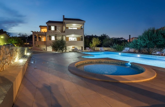 Villa Zlatni dvori near the beach, summer kitchen, pool, 5 bedrooms, luxury