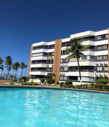 Village pé na areia com limpeza