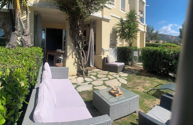 Village PIERRE ET VACANCES CAP Estérel Le Jardin clos privatif FH 007