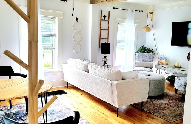 VIN'S Place (Amherst /Oberlin) The Downtowner