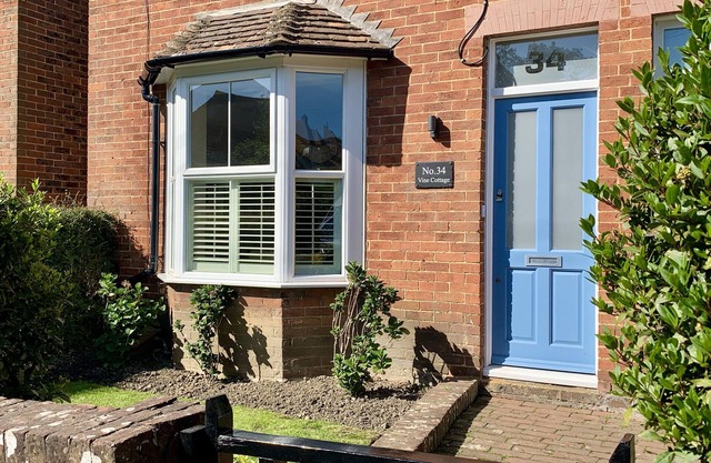 VINE COTTAGE, with a garden in Tenterden