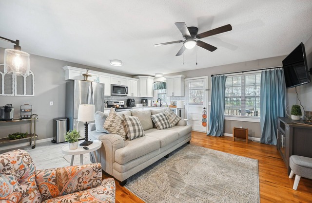 Vine Grove Home w/Deck, 4 Mi to Saunders Springs!