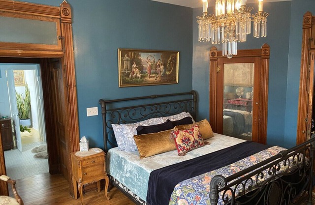 Vineyard Mansion - Emma Room - 1 King Bed