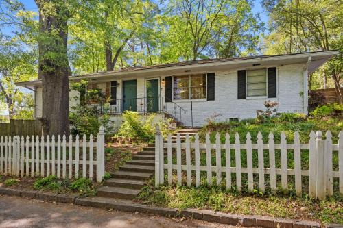 Vintage 2BR house with huge fenced yard & Parking