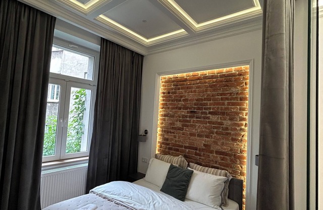 Vintage Charm in Old Town Krakow -8 min walk to Krakow’s Main Square! Sleeps 6