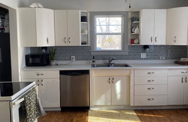 Vintage Cottage Style 2-bedroom house with a lake view!