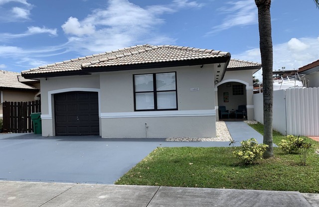 Vintage Famlily getaway in safe and friendly family oriented neighborhood.