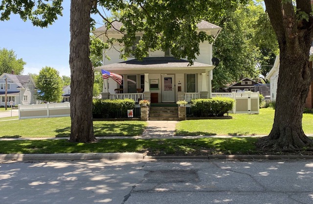 Vintage Farmhouse with Parking right in the City! Family Friendly, Fenced Yard.