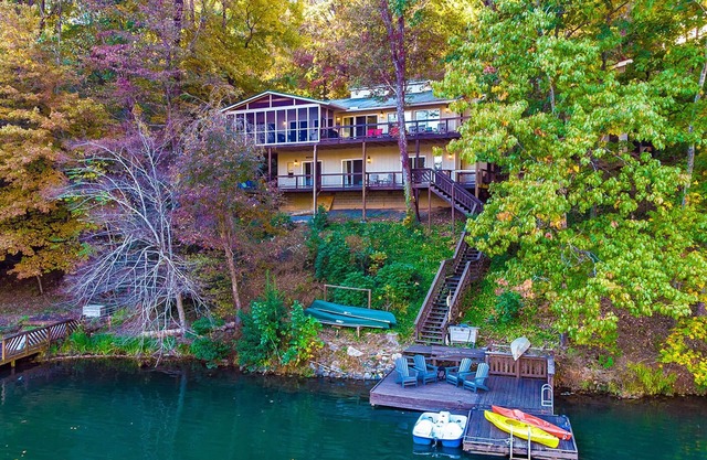 Vintage Lakefront Home, Hot Tub, Kayaks, SUP's, Floating Dock, Cornhole