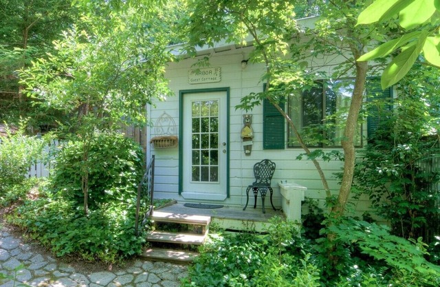 Vintage mountain cottage with modern amenities, comfort and charm