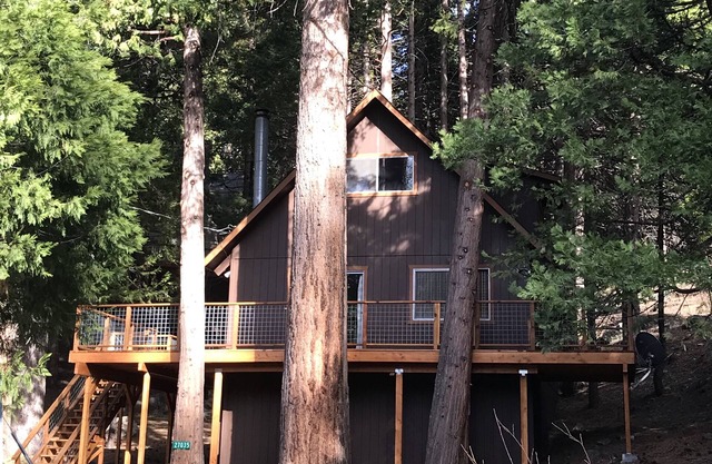 Vintage Pinecrest cabin with HUGE deck- 5 minutes to Pinecrest Lake