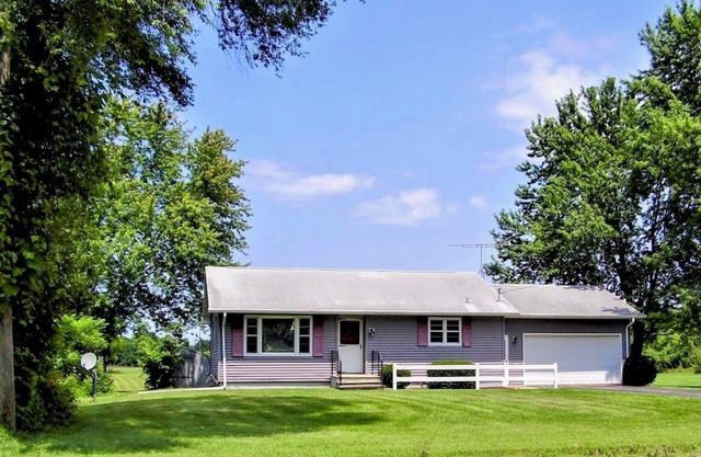 Vintage Vibe & Mid-Century Charm in This Cozy 2-Bed Stay!