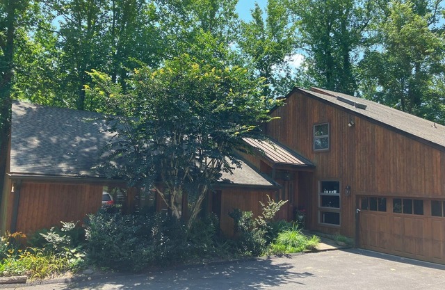 Visiting Annapolis for Naval Academy Homecoming or Ren Fest? Here's your house!