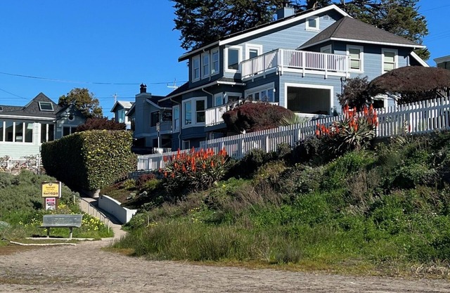 Vistamar on Seabright beach! Remodeled kitchen, hot tub, views, decks.