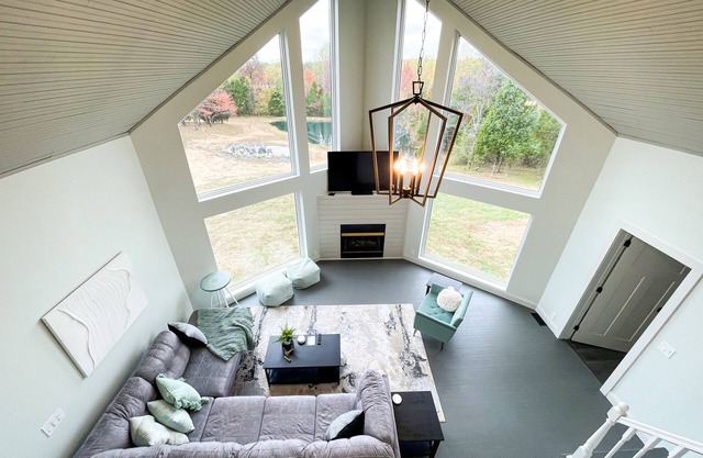 Vita Nova- Minutes from French Lick and Patoka Lake. Sleeps up to 14!