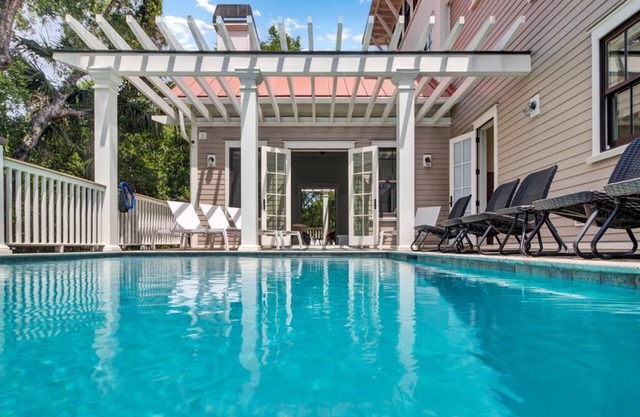 "Vitamin Sea” at 31 on 31st Ave |Pool |Hot Tub | Game Room |Ping Pong Room | Downtown IOP Close |.