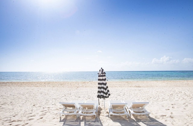 Vive El Sueño: Resort Setting, Beachfront, Private Plunge Pool, 3 +1 Bedrooms