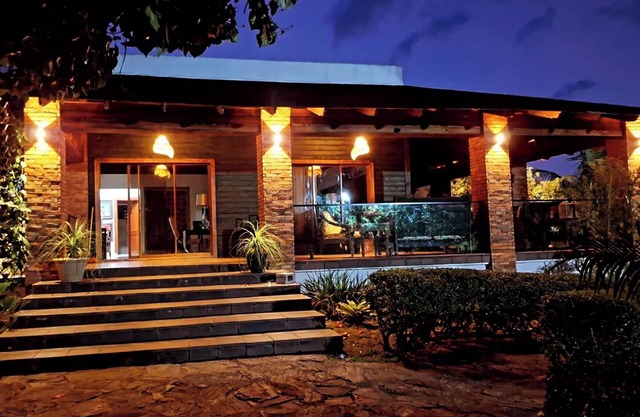 Vive la magia en el Milagro House: Montañas atardeceres y comida criolla