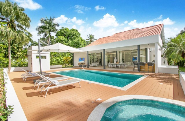 Vivero 13: Newly renovated w/pool, Jacuzzi, cook, housekeeper & golf cart