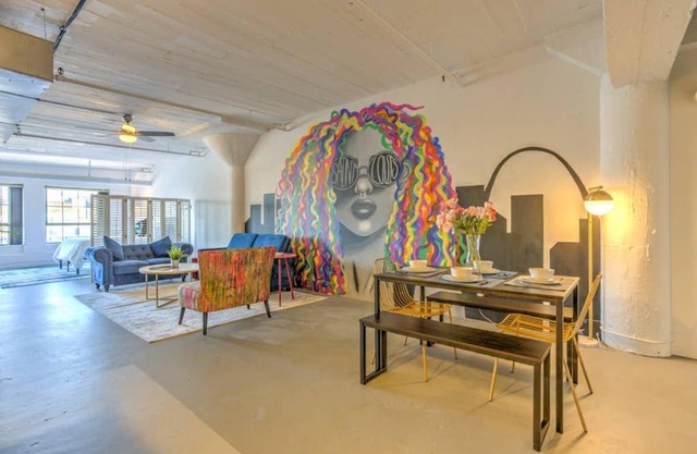 Vogue loft walk to CityMu/Cards/Aquarium/ConvCtr