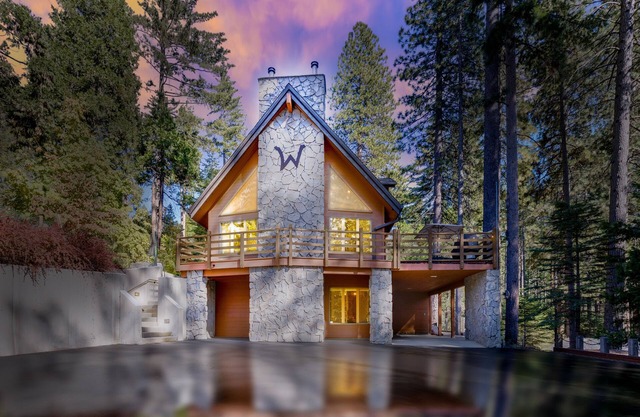 W House in BLS, sleeps 20 with Game Room, HotTub, Central AC&Heat, Pet friendly