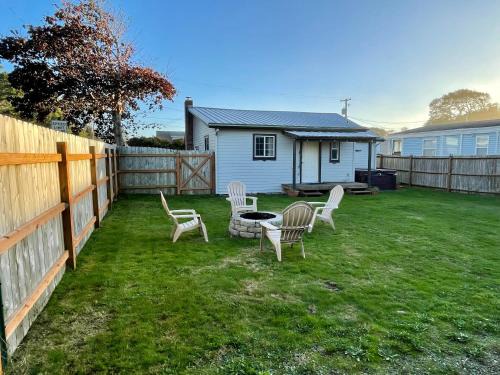 Waddle on Inn- Hot Tub, Pet Friendly, Fully Fenced, 5 Blocks to Beach!