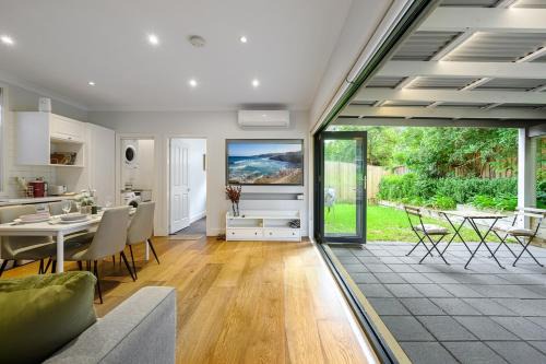 Wahroonga 2Br warm home near train