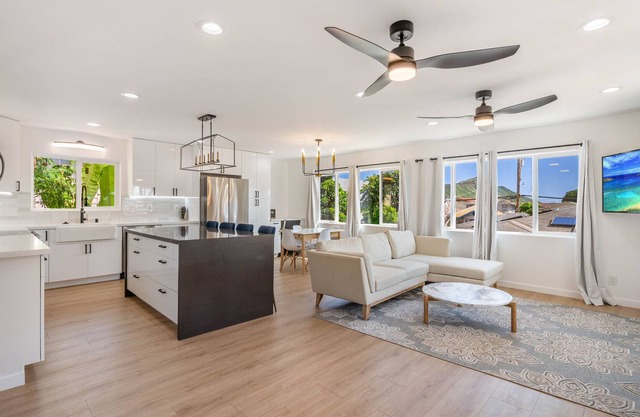 Waikiki and Diamond Head Views with Modern 3Bed/2Bath