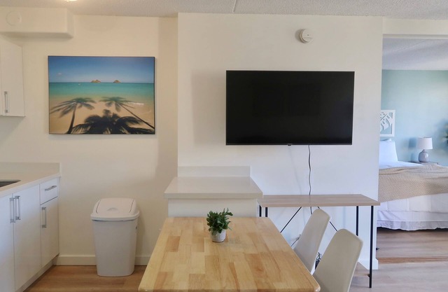 Waikiki Banyan - Free Parking, AC, Wi-Fi, Conveniently Located