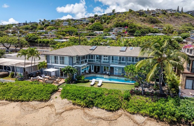 Wailupe Beach Front: Lux Oceanfront w/Pool, Hot Tub, Beach Access & Stunning Vi