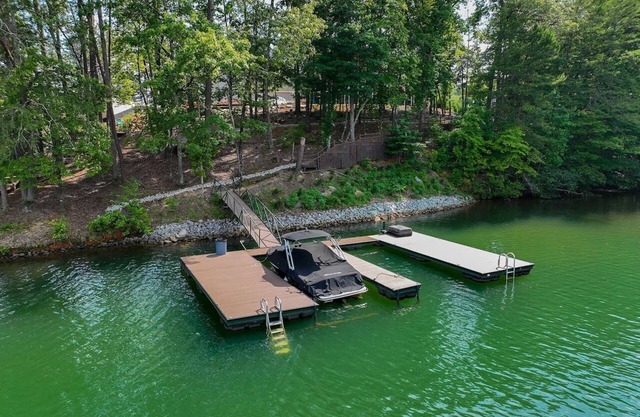 Wakeboard Run on Lake Keowee- with dock + Firepit + sleeps 14