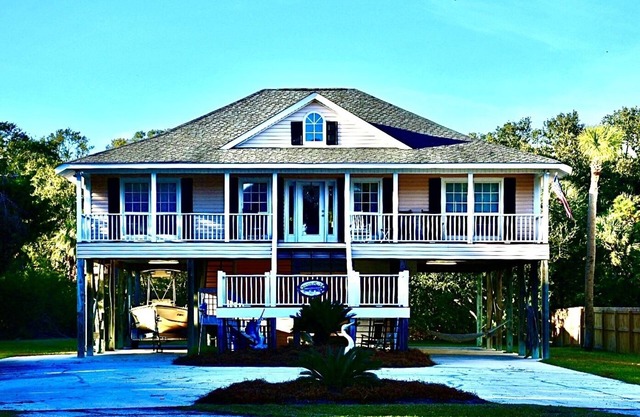 Walk 600' to Beach, Slp 10, Wi-Fi, Tidal Cr, perfect for family