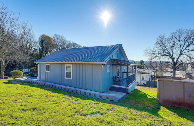 Walk Downtown: Charming Rome Abode w/Yard!