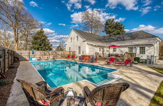 Walk Downtown! Large Pool, Hot tub, Fire pit, Close to EVERYTHING!
