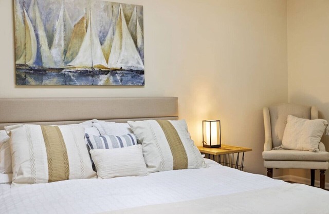 Walk Downtown - Private Retreat w King Bed