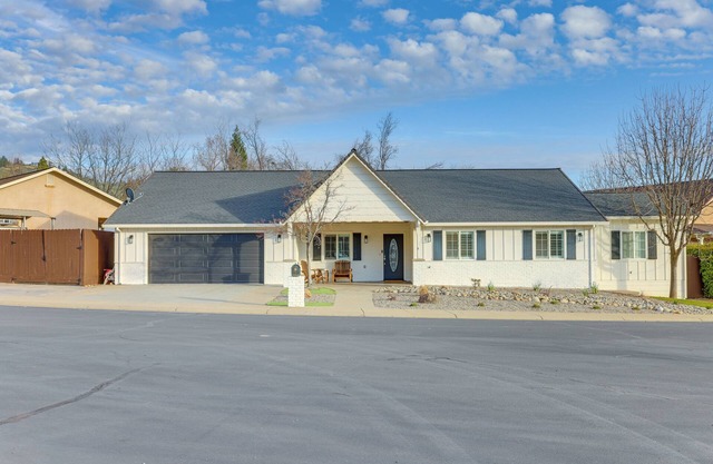 Walk Downtown: Remodeled Home in Murphys w/Yard!