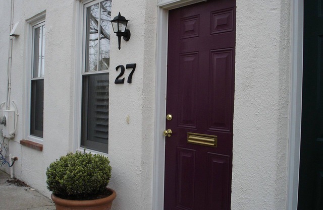 Walk everywhere . . .just minutes to historic Annapolis, Updated.