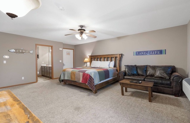 Walk-in Suite with Lake View and Jacuzzi Tub