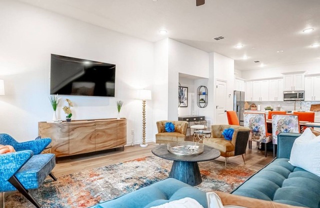 Walk to AT&T | Spacious Cowboys Football Getaway