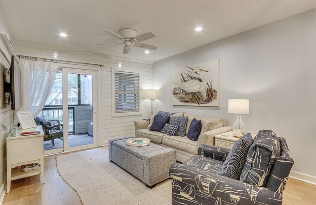 Walk to Beach: Hilton Head Condo w/Screened Porch