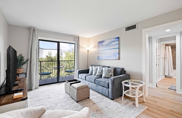 Walk to Beach- 2BR 2BA Villa - Fully Renovated