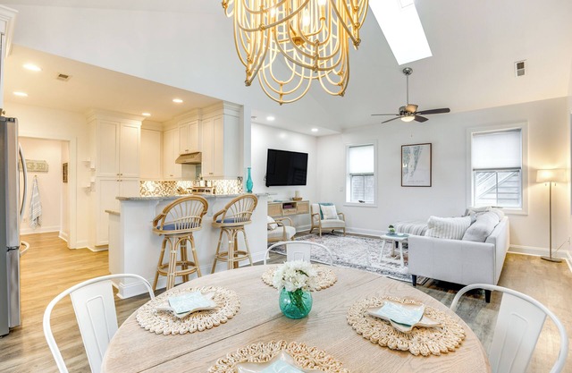 Walk to Beach: Cottage w/Yard in Kure Beach!