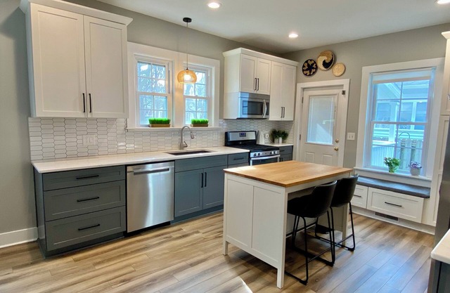 Walk to Beach, downtown St Joseph with shops/restaurants. New kitchen, firepit