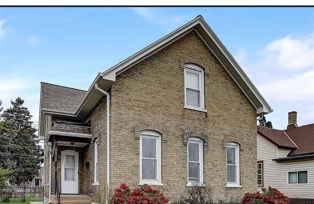 Walk to Beach, Zoo, Parks, Shops, Food, and Entertainment