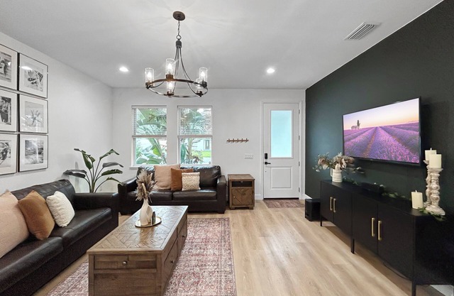 Walk to Busch Gardens, Games, Plush Sheets & Huge Yard!