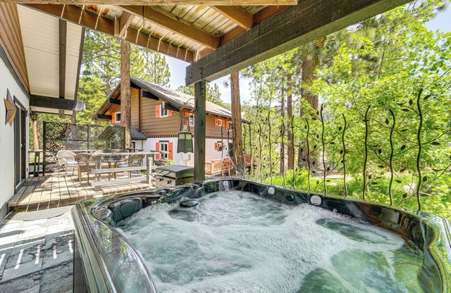 Walk to Diamond Peak: Luxe Chalet w/Mtn-View Deck