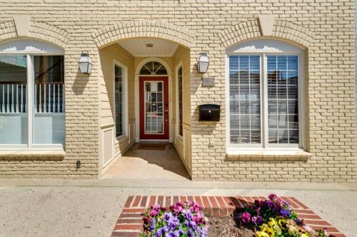 Walk to Downtown Cozy Lenoir Apartment!