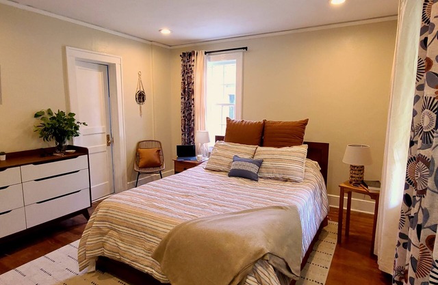 Walk to downtown Florence. Minutes away from medical facilities.